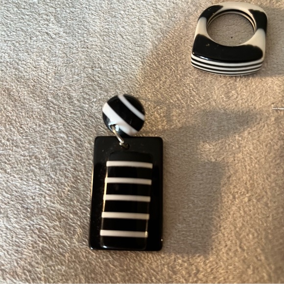 Lucite ring and earrings - Picture 7 of 10